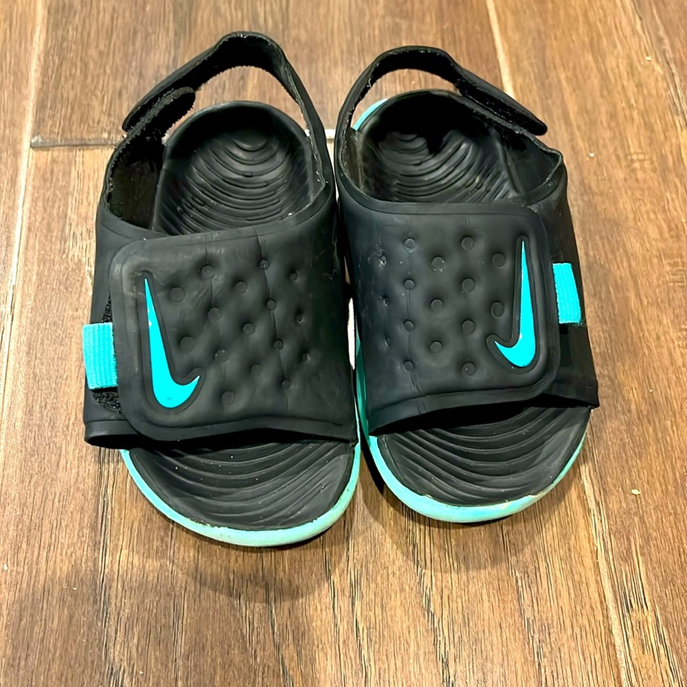 Black and teal Sz 4 Nike sandals